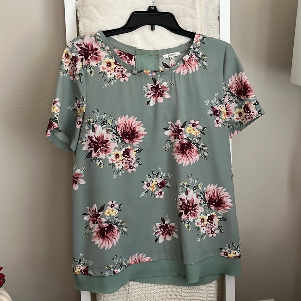 Jodifl, size Large, soft green pastel color